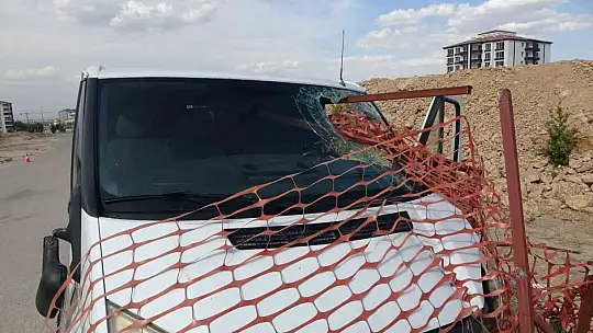 Malatya'da feci kaza: Demir korkuluk sürücünün kafasına saplandı