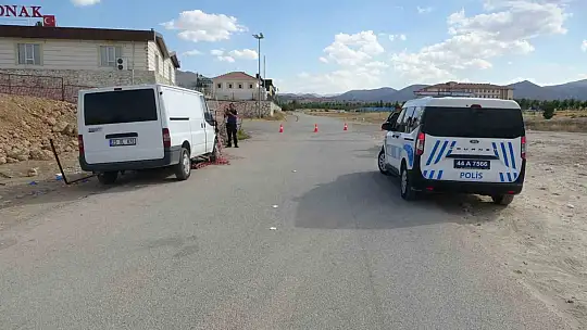 Malatya'da feci kaza: Demir korkuluk sürücünün kafasına saplandı