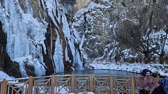 Malatya'da Gürpınar Şelalesi buz tuttu