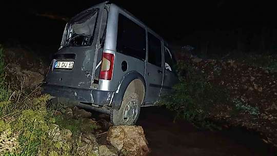 Hafif ticari araç dereye uçtu: 1 yaralı