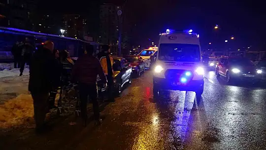 Malatya'da husumetlilerin bıçaklı kavgasında: 2'si ağır 3 kişi yaralandı