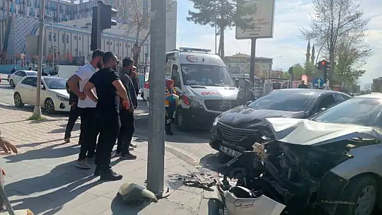 Malatya'da iki araç çarpıştı: 3 yaralı
