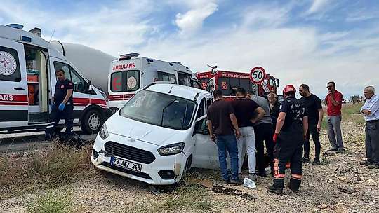 Malatya'da iki hafif ticari araç çarpıştı: 3 yaralı