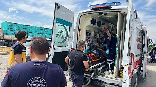 Malatya'da iki hafif ticari araç çarpıştı: 3 yaralı