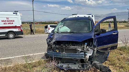 Malatya'da iki hafif ticari araç çarpıştı: 3 yaralı