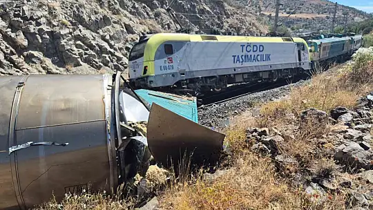 Malatya'da iki yük treni kafa kafaya çarpıştı: 1 yaralı