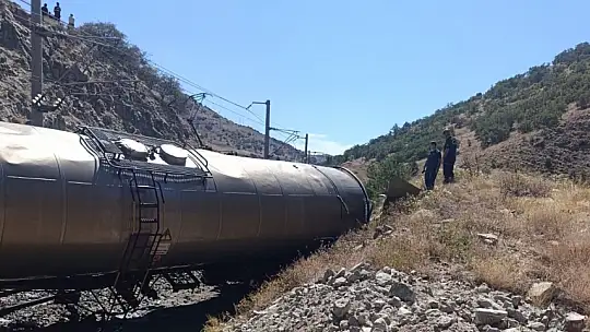 Malatya'da iki yük treni kafa kafaya çarpıştı: 1 yaralı