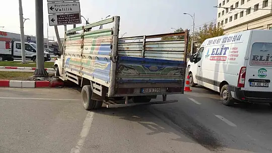 Malatya'da kamyonet ile ticari taksi çarpıştı: 2 yaralı