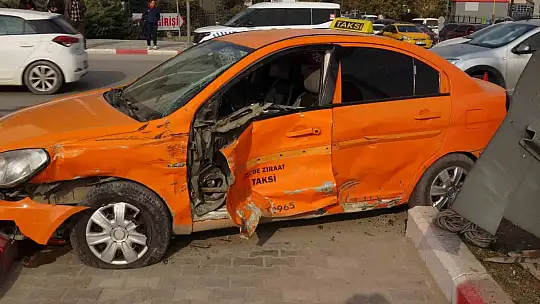 Malatya'da kamyonet ile ticari taksi çarpıştı: 2 yaralı