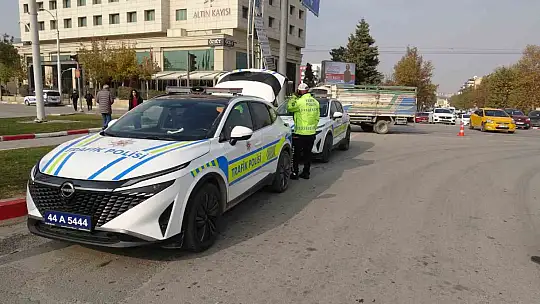 Malatya'da kamyonet ile ticari taksi çarpıştı: 2 yaralı