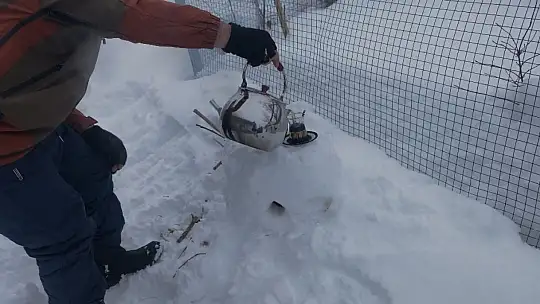 Malatya'da kardan soba yapan esnaf çay demledi
