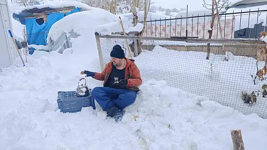 Malatya'da kardan soba yapan esnaf çay demledi
