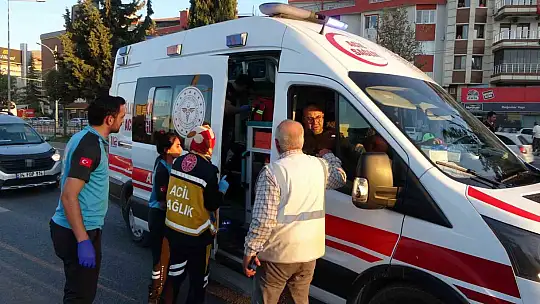 Malatya'da kontrolden çıkan araç refüje çarptı: 3 yaralı