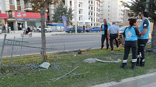 Malatya'da kontrolden çıkan araç refüje çarptı: 3 yaralı