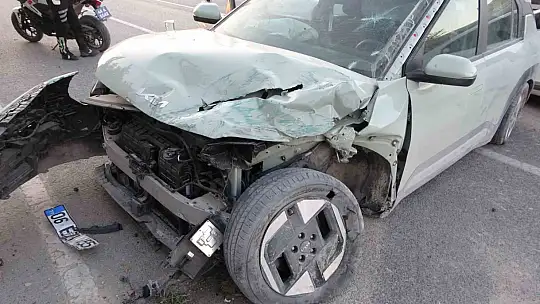 Malatya'da kontrolden çıkan araç refüje çarptı: 3 yaralı