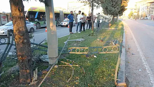 Malatya'da kontrolden çıkan araç refüje çarptı: 3 yaralı