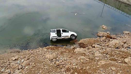 Malatya'da kontrolden çıkan araç gölete düştü