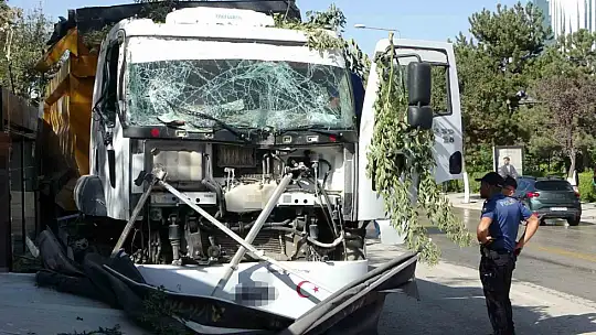 Malatya'da kontrolden çıkan hafriyat kamyonu iş yerlerine daldı: 4 iş yeri kullanılamaz hale geldi