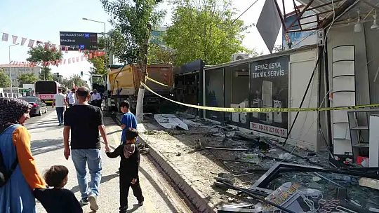 Malatya'da kontrolden çıkan hafriyat kamyonu iş yerlerine daldı: 4 iş yeri kullanılamaz hale geldi