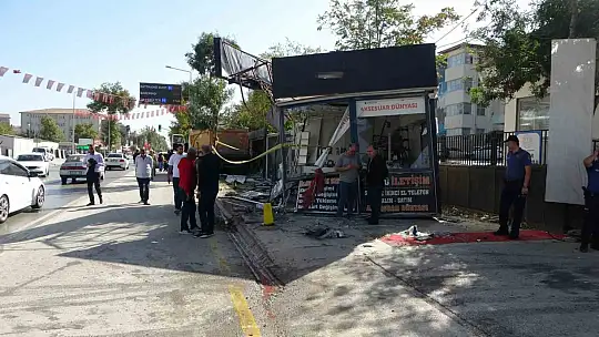 Malatya'da kontrolden çıkan hafriyat kamyonu iş yerlerine daldı: 4 iş yeri kullanılamaz hale geldi