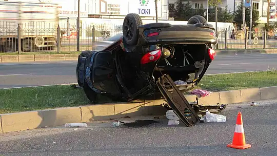 Malatya'da kontrolden çıkan otomobil refüje çarptı: 1 yaralı