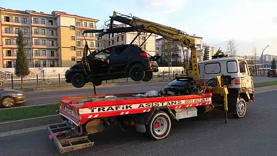 Malatya'da kontrolden çıkan otomobil refüje çarptı: 1 yaralı