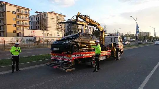 Malatya'da kontrolden çıkan otomobil refüje çarptı: 1 yaralı