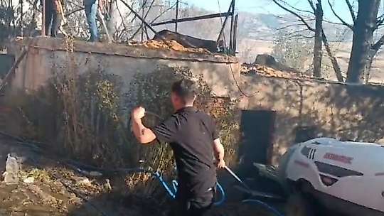 Malatya'da korkutan yangın: 2 ahır ile bir evin çatısı yandı