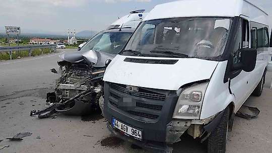 Malatya'da minibüs ile hafif ticari araç çarpıştı: 8 yaralı