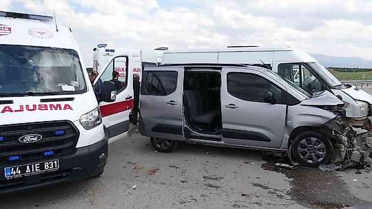 Malatya'da minibüs ile hafif ticari araç çarpıştı: 8 yaralı