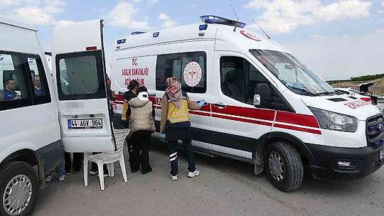 Malatya'da minibüs ile hafif ticari araç çarpıştı: 8 yaralı