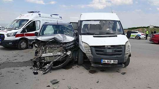 Malatya'da minibüs ile hafif ticari araç çarpıştı: 8 yaralı