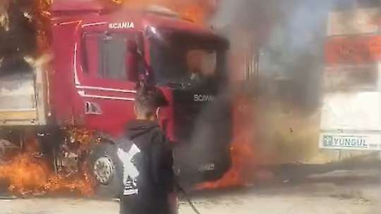 Malatya'da saman yüklü tır alev alev yandı