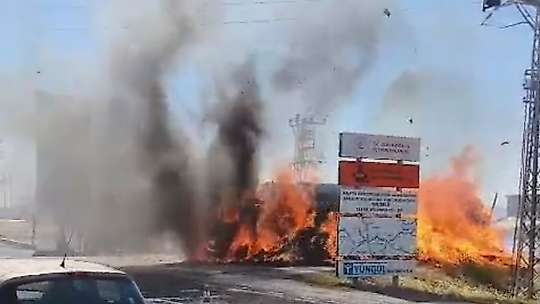 Malatya'da saman yüklü tır alev alev yandı