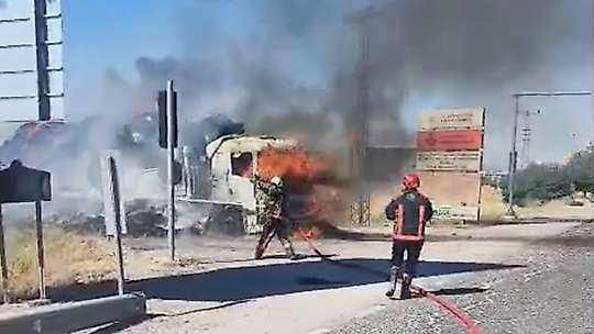 Malatya'da saman yüklü tır alev alev yandı