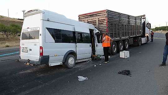 Tarım işçilerini taşıyan minibüs tıra çarptı: 19 yaralı