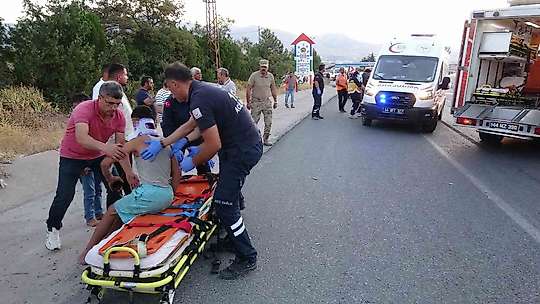 Tarım işçilerini taşıyan minibüs tıra çarptı: 19 yaralı