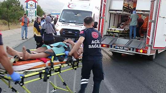Tarım işçilerini taşıyan minibüs tıra çarptı: 19 yaralı