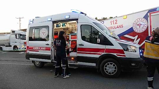 Tarım işçilerini taşıyan minibüs tıra çarptı: 19 yaralı
