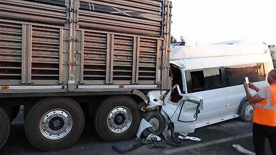 Tarım işçilerini taşıyan minibüs tıra çarptı: 19 yaralı