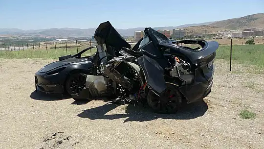 Malatya'da Tesla kazası: Araç ikiye bölündü, 2 hemşire hayatını kaybetti