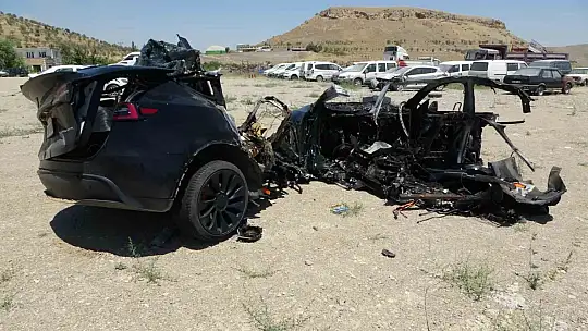 Malatya'da Tesla kazası: Araç ikiye bölündü, 2 hemşire hayatını kaybetti