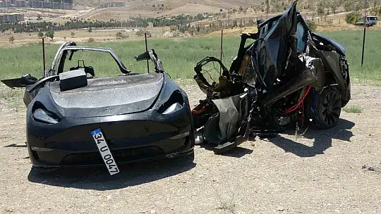 Malatya'da Tesla kazası: Araç ikiye bölündü, 2 hemşire hayatını kaybetti