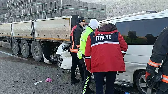 Tır ile minibüs çarpıştı: 3 ölü