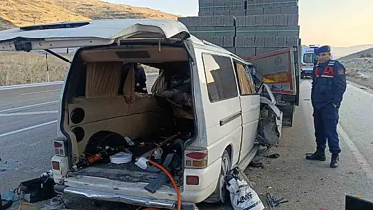 Tır ile minibüs çarpıştı: 3 ölü