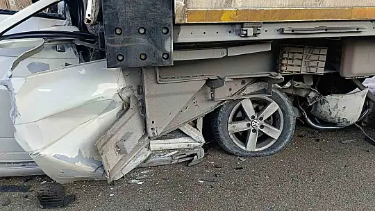 Tır ile minibüs çarpıştı: 3 ölü