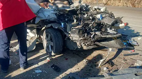 Tır ile minibüs çarpıştı: 3 ölü