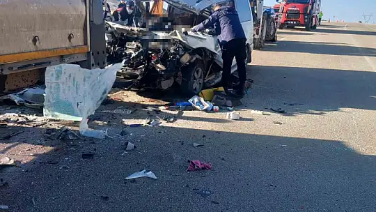 Tır ile minibüs çarpıştı: 3 ölü