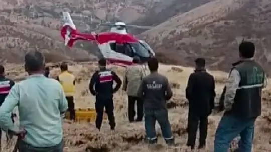 Malatya'da uçuruma yuvarlanan şahsın helikopterle sevk anları kamerada