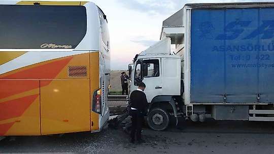 Malatya'da yolcu otobüsü ile kamyon çarpıştı, viyadükte trafik kilitlendi